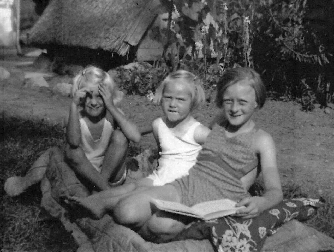 Børnene i haven ved Schalls Musikhus i begyndelsen af 1940erne er Eva Courvoisier i midten med to kusiner,  Grethe og Inger. 